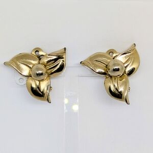 Sperry Vintage Trillium Earrings Gold Tone Flowers Clip-On Boho Bohemian Office